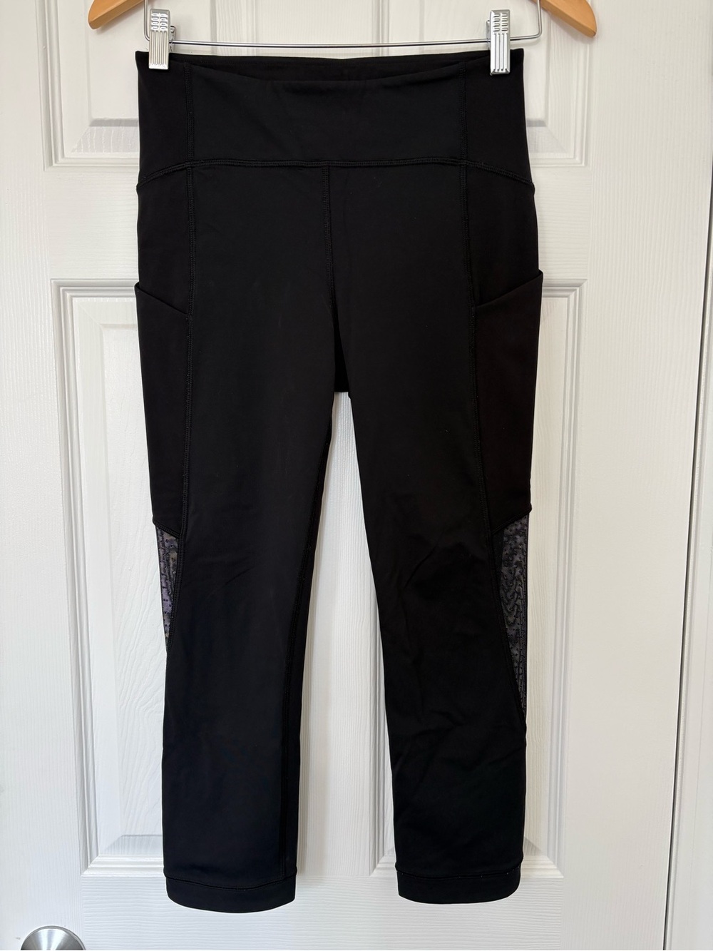 Size 6 Black Lululemon Athletic Cropped Capri Mesh Leggings with Side Pockets